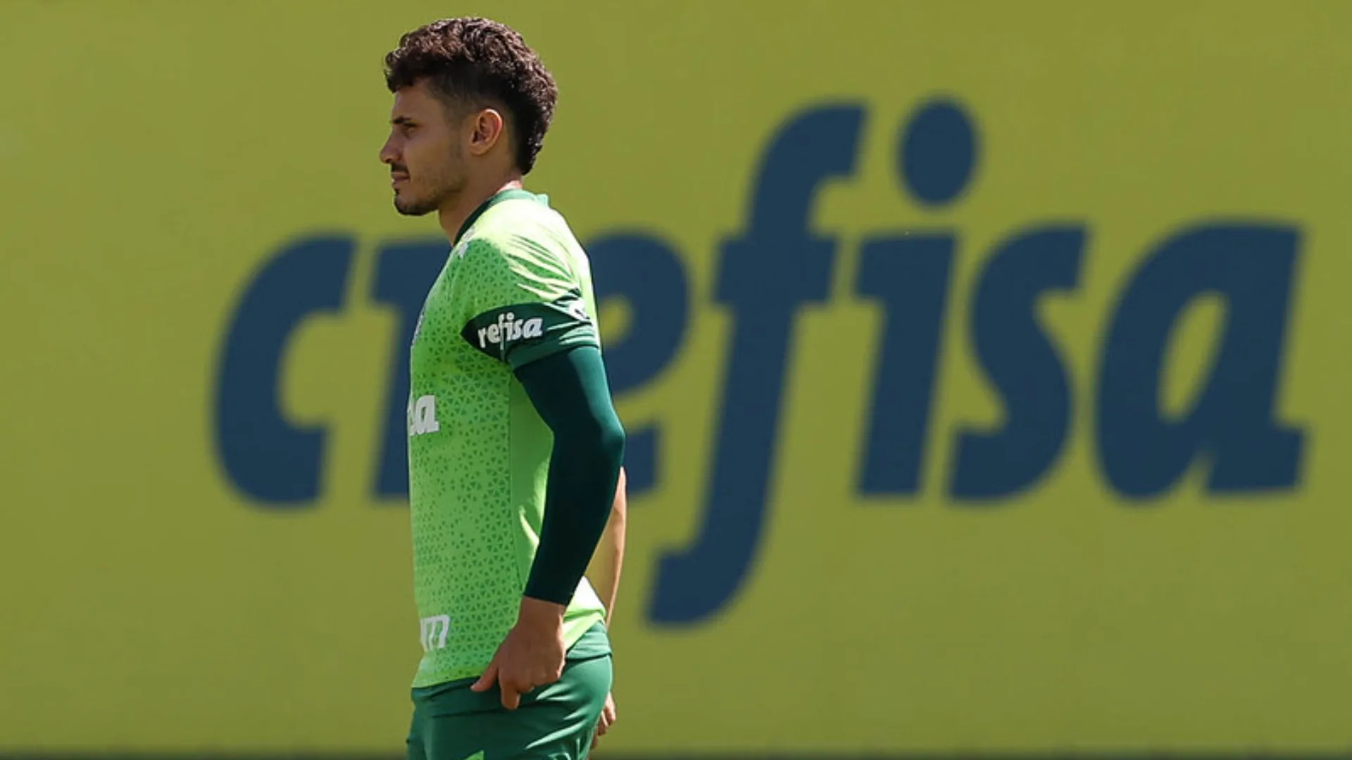 Raphael Veiga recebe duas ofertas para deixar o Palmeiras e Nicola detalha sobre o assunto