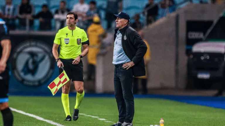 Meneghetti indica treinador “desorientado” no Brasileirão Série A: “Ferido pelas críticas”