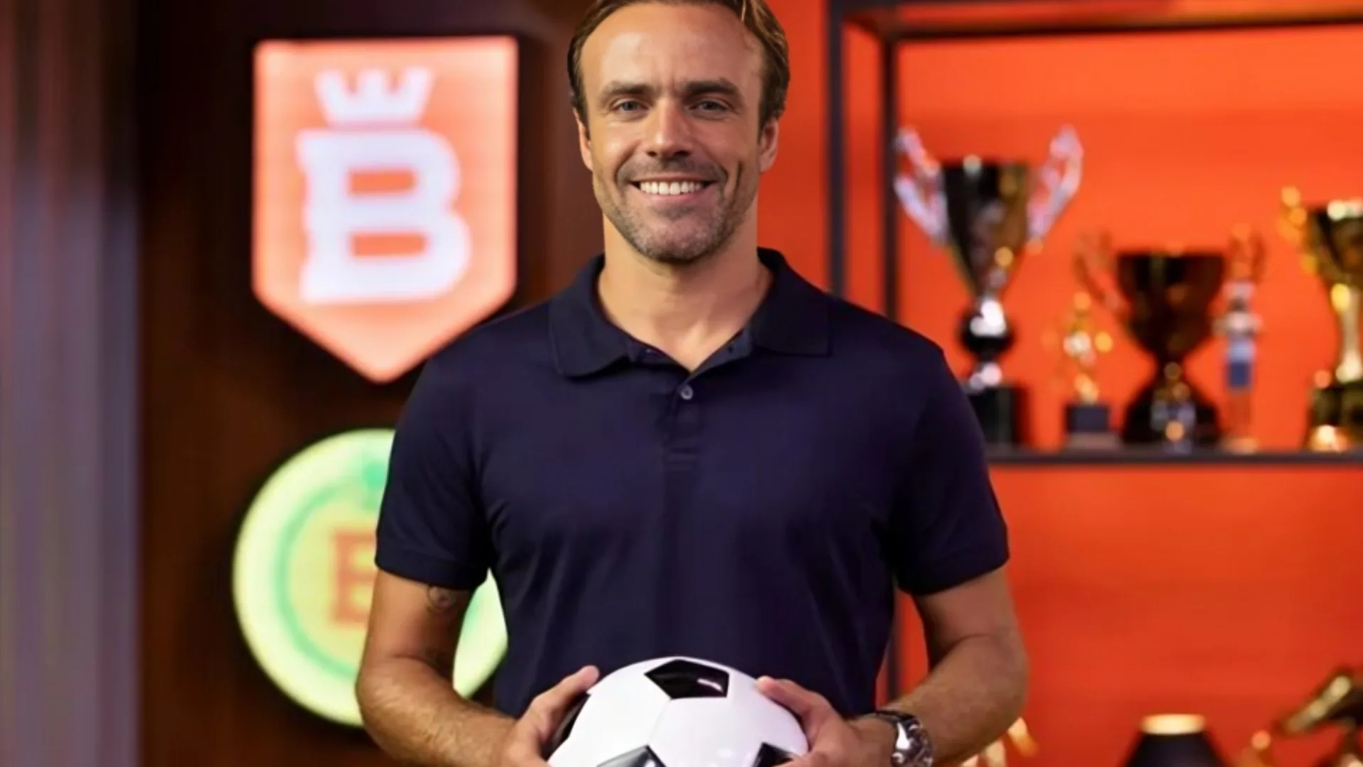 Roger Flores elege camisa 10 que impressiona no futebol brasileiro hoje