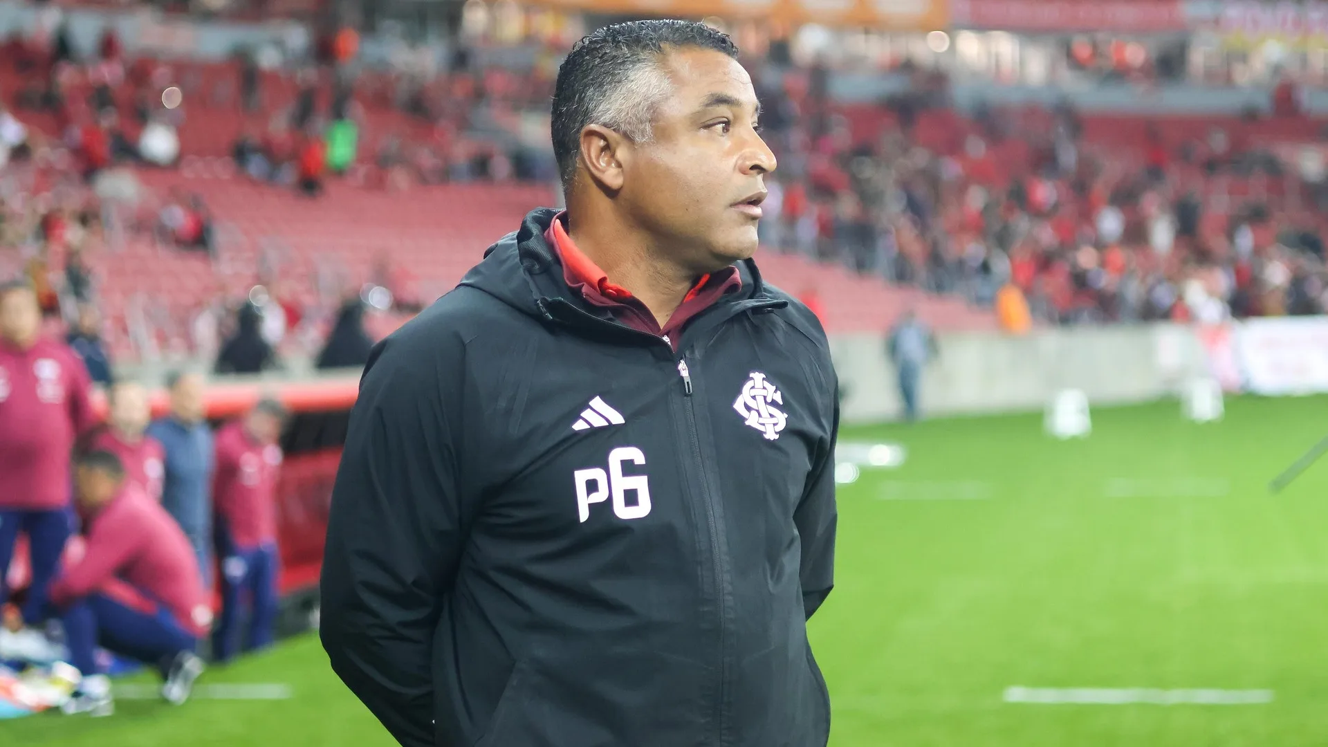 Lucas Collar faz apelo após derrota do Internacional para o Atlético-MG: “Quanto custa a saída do Roger?”