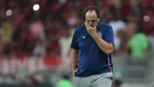 Torcedores do Bahia mandam recado para Rogério Ceni após derrota no Brasileirão