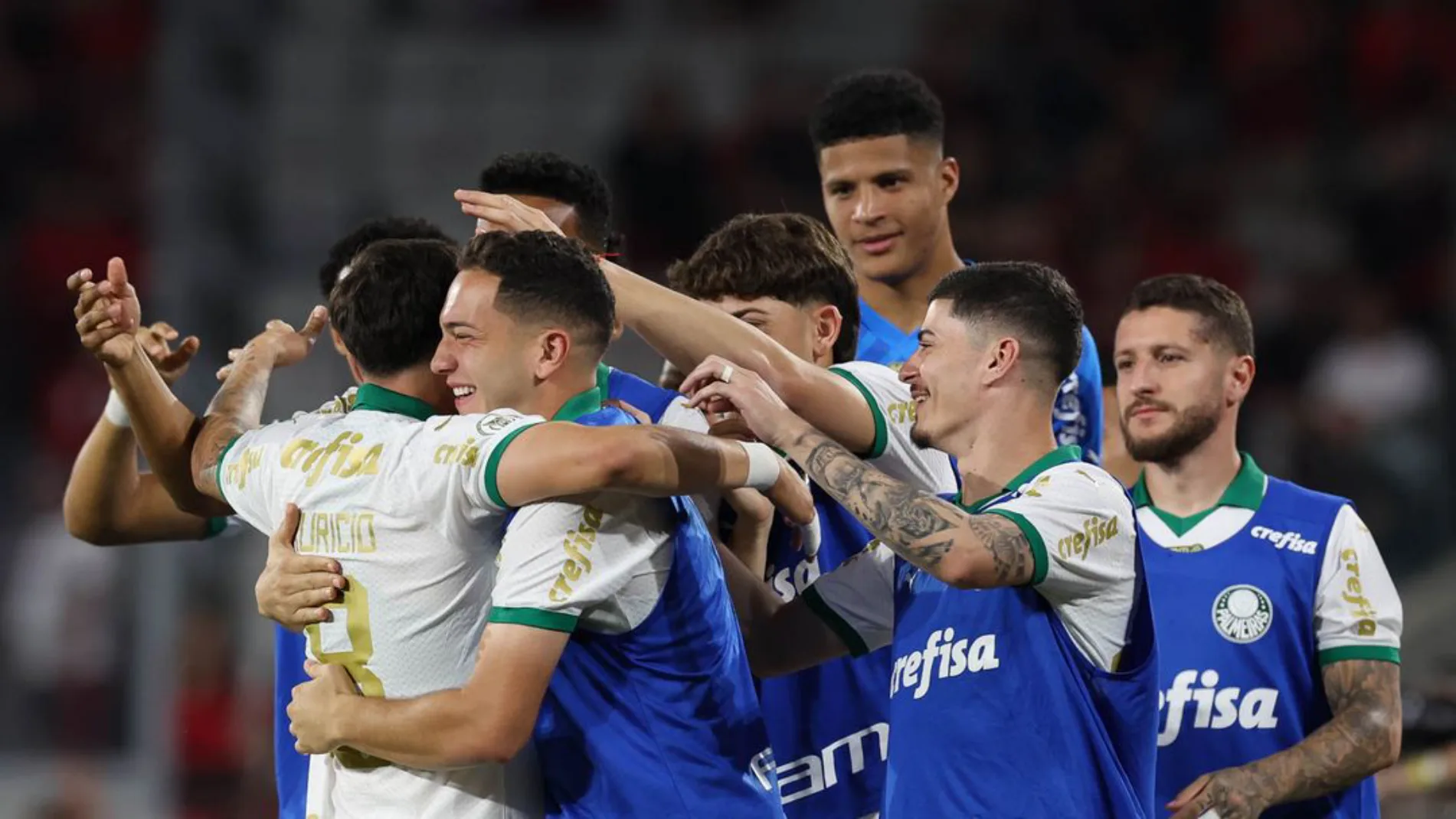 Palmeiras vence Athletico-PR e se aproxima dos líderes; assista