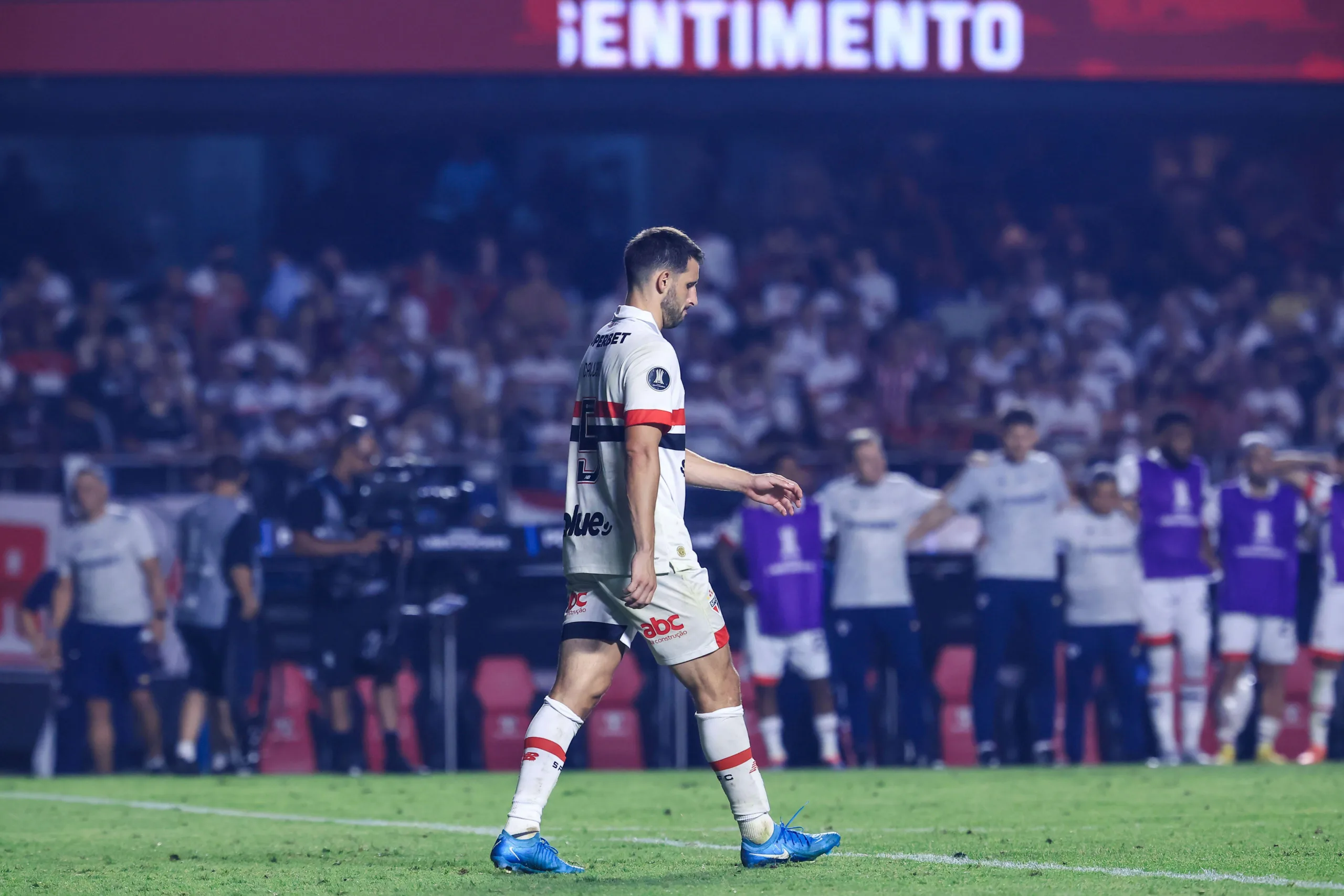 Calleri chama a responsabilidade pela eliminação do SPFC na Libertadores: “Sou o responsável”