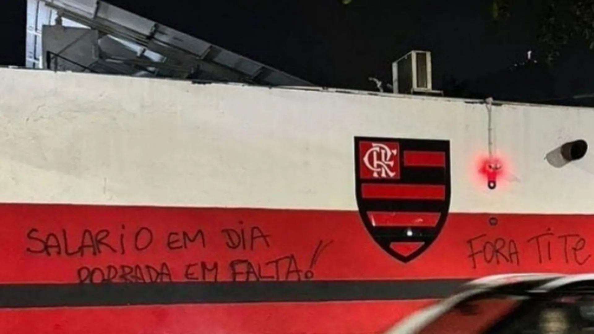 Torcedores do Flamengo picham sede do clube e pedem a saída do técnico Tite