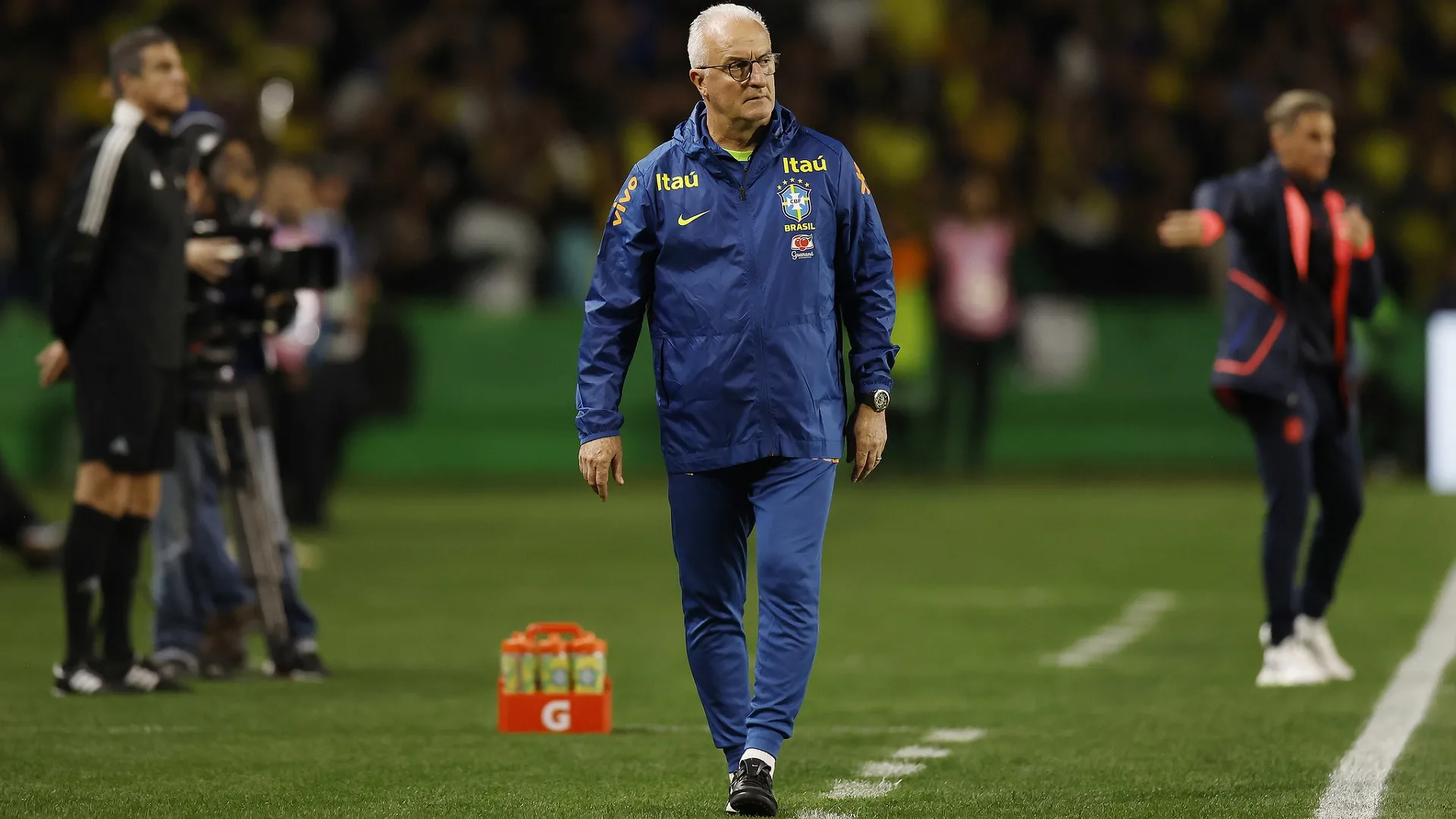 Tiago Leifert aponta dois jogadores do Brasileirão esquecidos por Dorival na seleção: “Precisa arriscar”