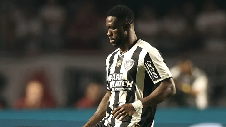 Botafogo perde o zagueiro Bastos até o fim da Copa do Mundo de Clubes por lesão no joelho