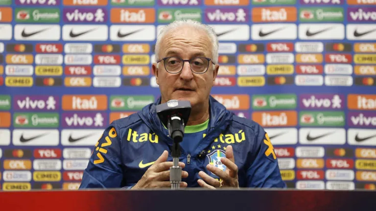 Torcedores pedem saída de dois medalhões na seleção após sair lista de convocados