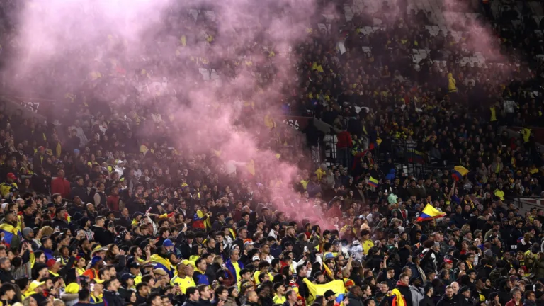 Torcedores da Colômbia exibem bandeira com xingamentos contra a Argentina; veja