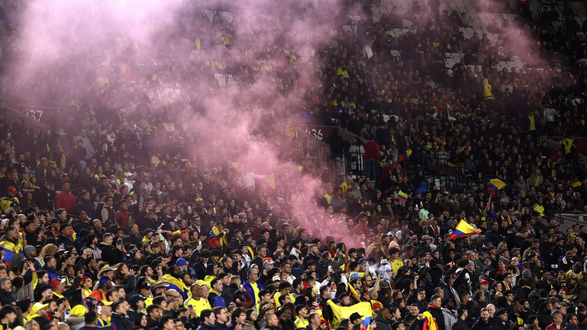 Torcedores da Colômbia exibem bandeira com xingamentos contra a Argentina; veja