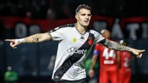 Vegetti, do Vasco, aponta time “beneficiado” no futebol brasileiro