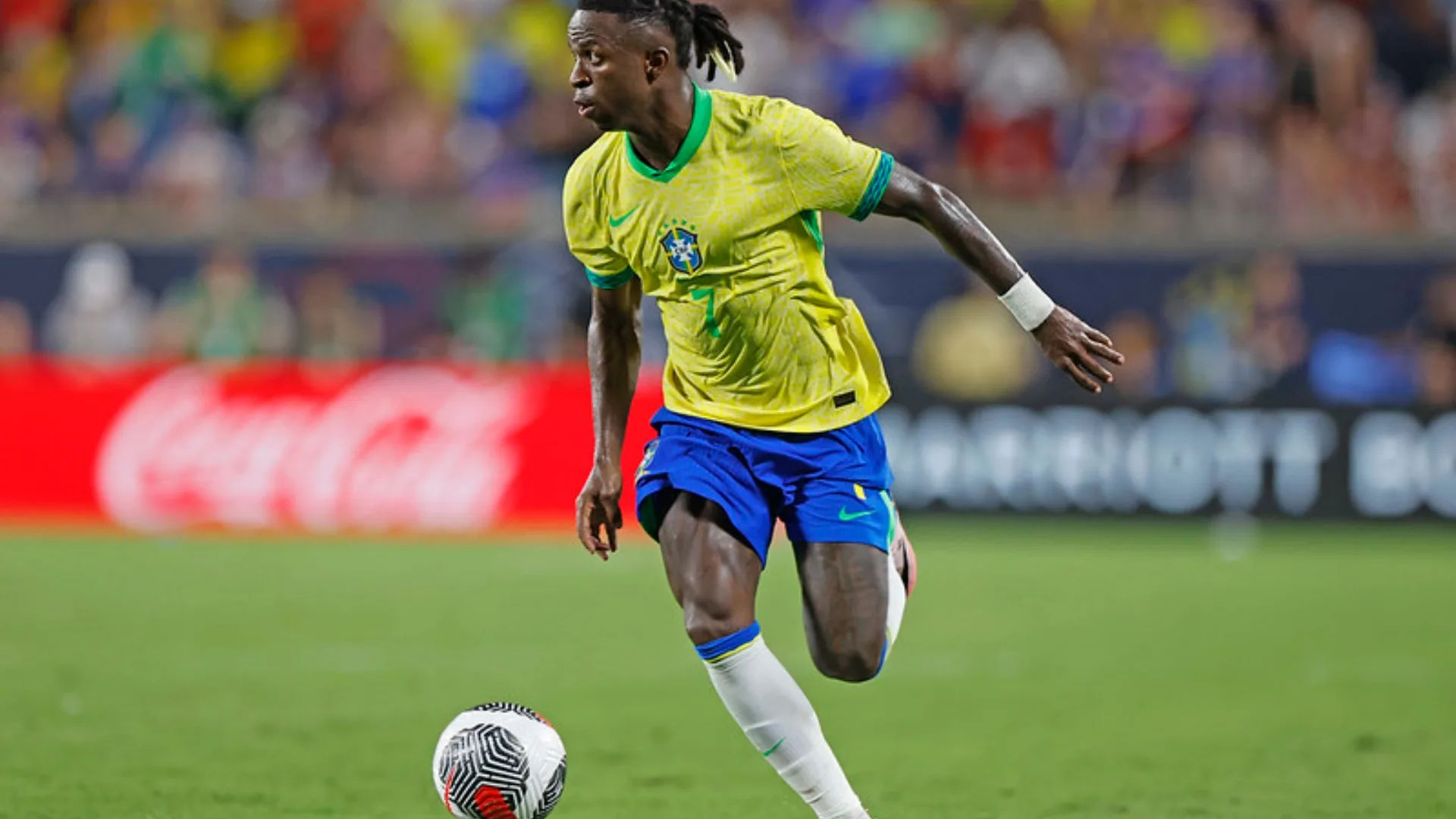 Denílson cita problema de Vinícius Júnior na seleção brasileira: “É o que falta” 