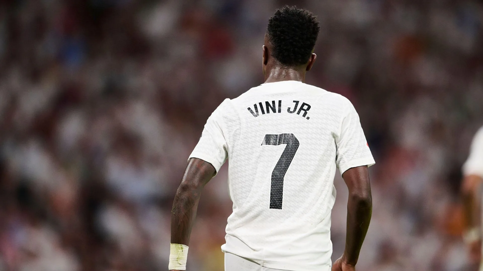 Vinícius Júnior faz forte declaração sobre racismo na Espanha e prefeito de Madri se revolta; entenda