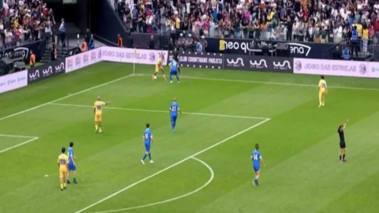 Com direito a golaço, Futebol da Esperança reúne ídolos e artistas pela solidariedade