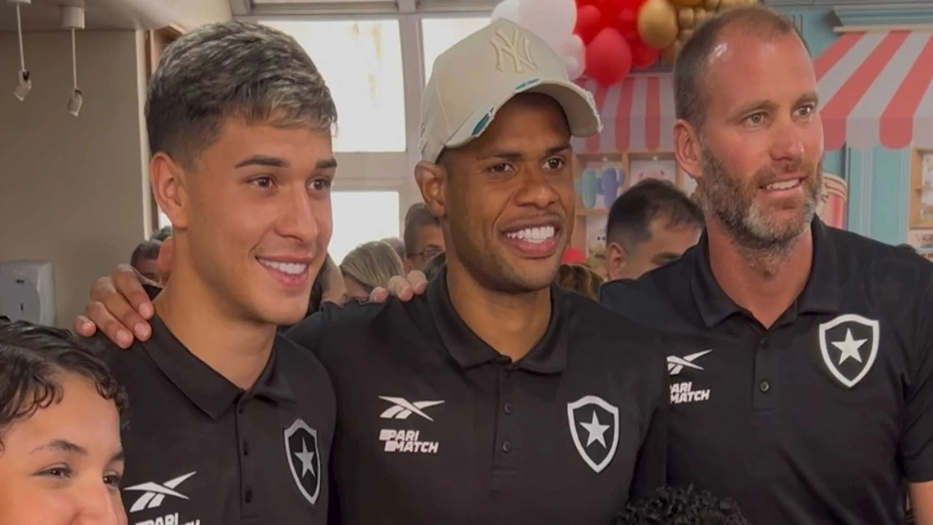 Jogadores do Botafogo participam de festa do Dia das Crianças no Inca