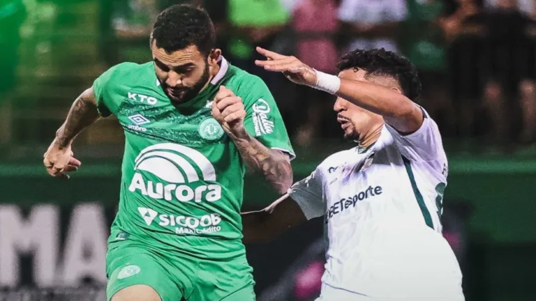 Goleiro marca em goleada do Goiás sobre a Chapecoense pelo Brasileirão Série B