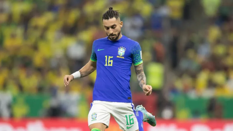 Alex Telles, do Botafogo, revela conversa com jogador da seleção brasileira antes de se apresentar: “Grande amigo”