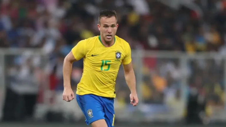 Arthur recusou dois times do Brasileirão e encaminha saída para novo clube
