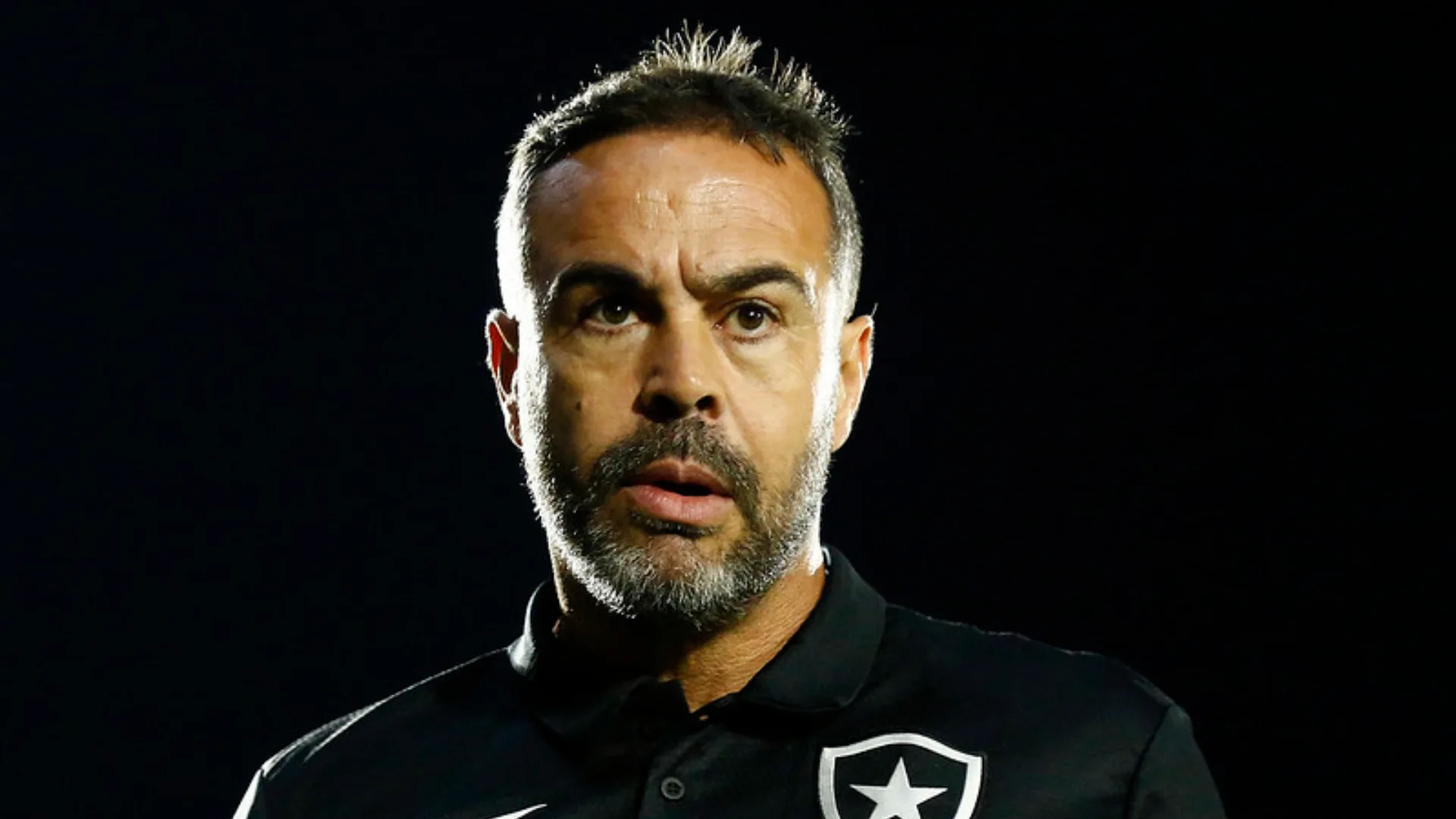 Botafogo vê xenofobia de torcedores com técnico Artur Jorge