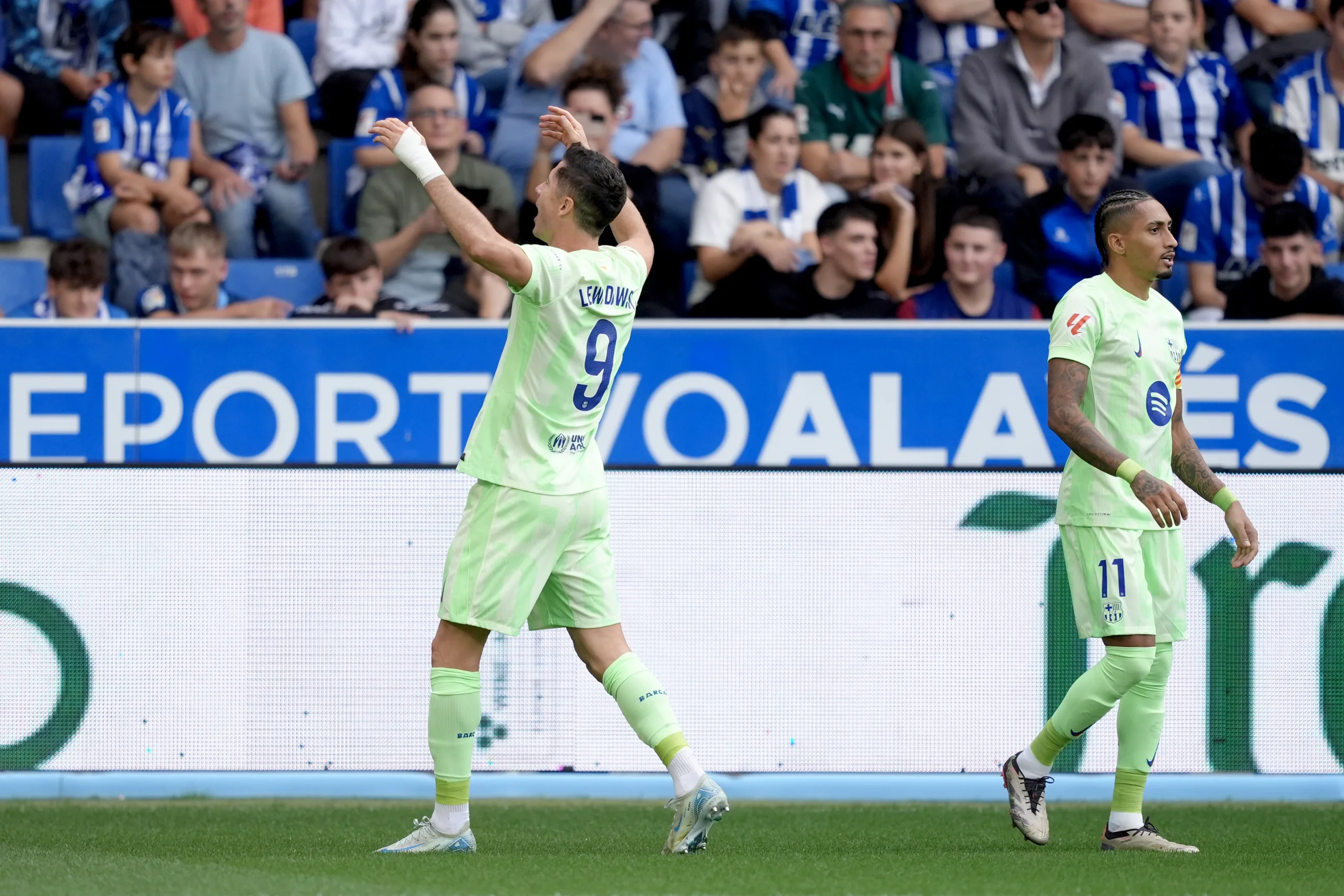 Barcelona bate Alavés com hat-trick de Lewandowski em La Liga e se isola na liderança da competição