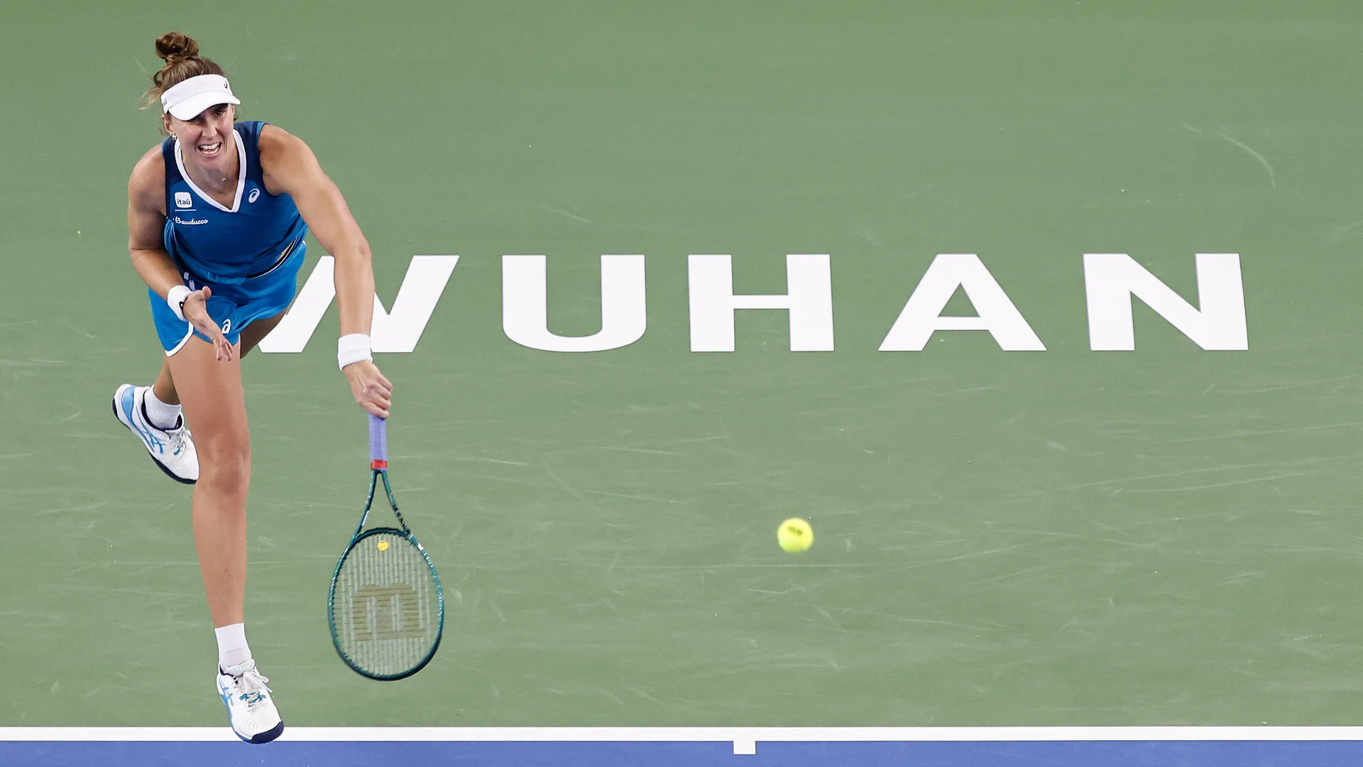 Bia Haddad perde em Wuhan, mas volta ao top 10 da WTA