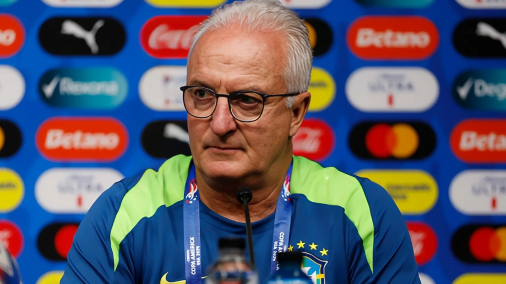 Cicinho sinaliza futuro substituto de Dorival Júnior na seleção brasileira: “Eu acredito”