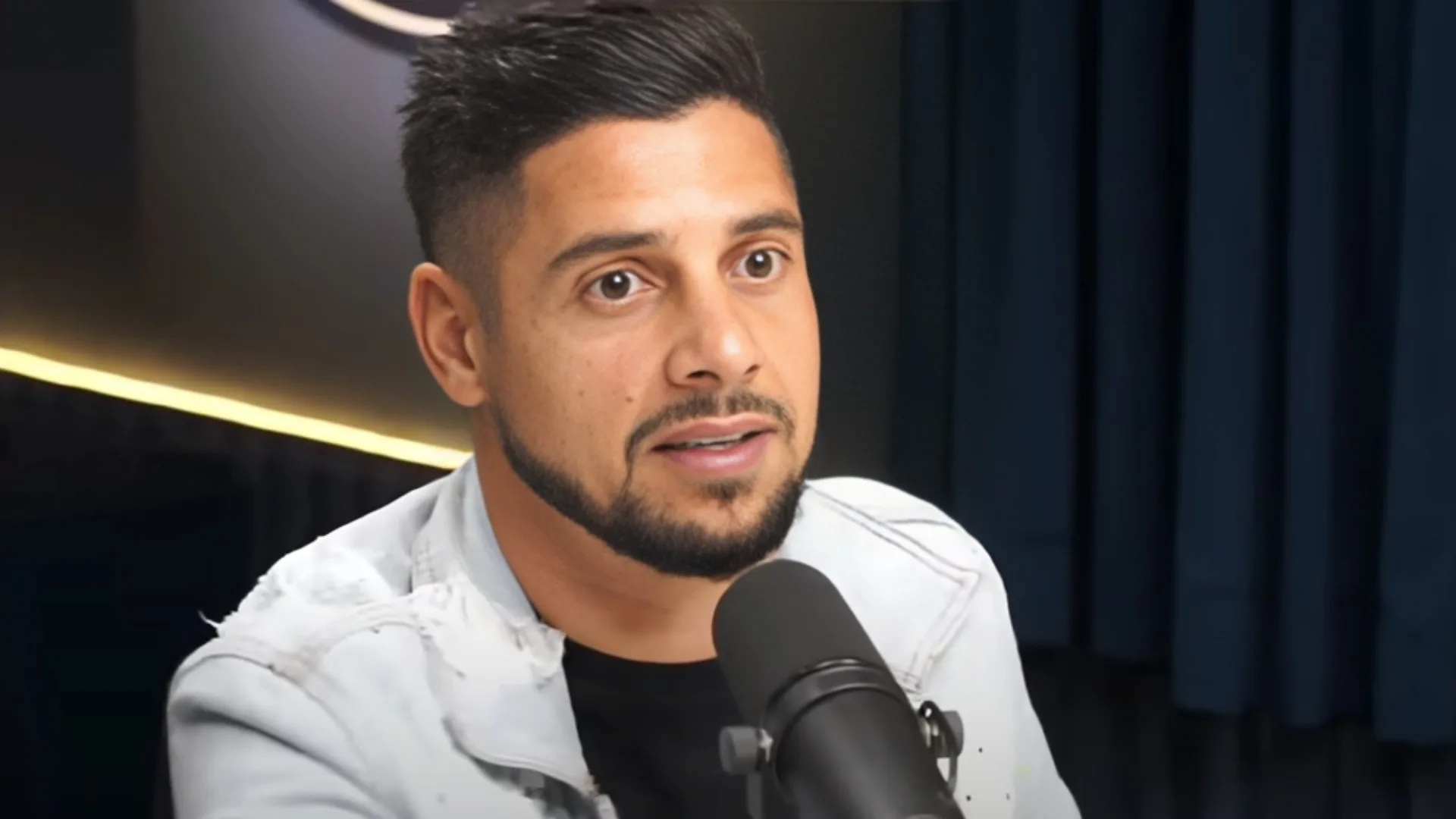 Cicinho revela desejo de trabalhar em um clube de futebol e explica função