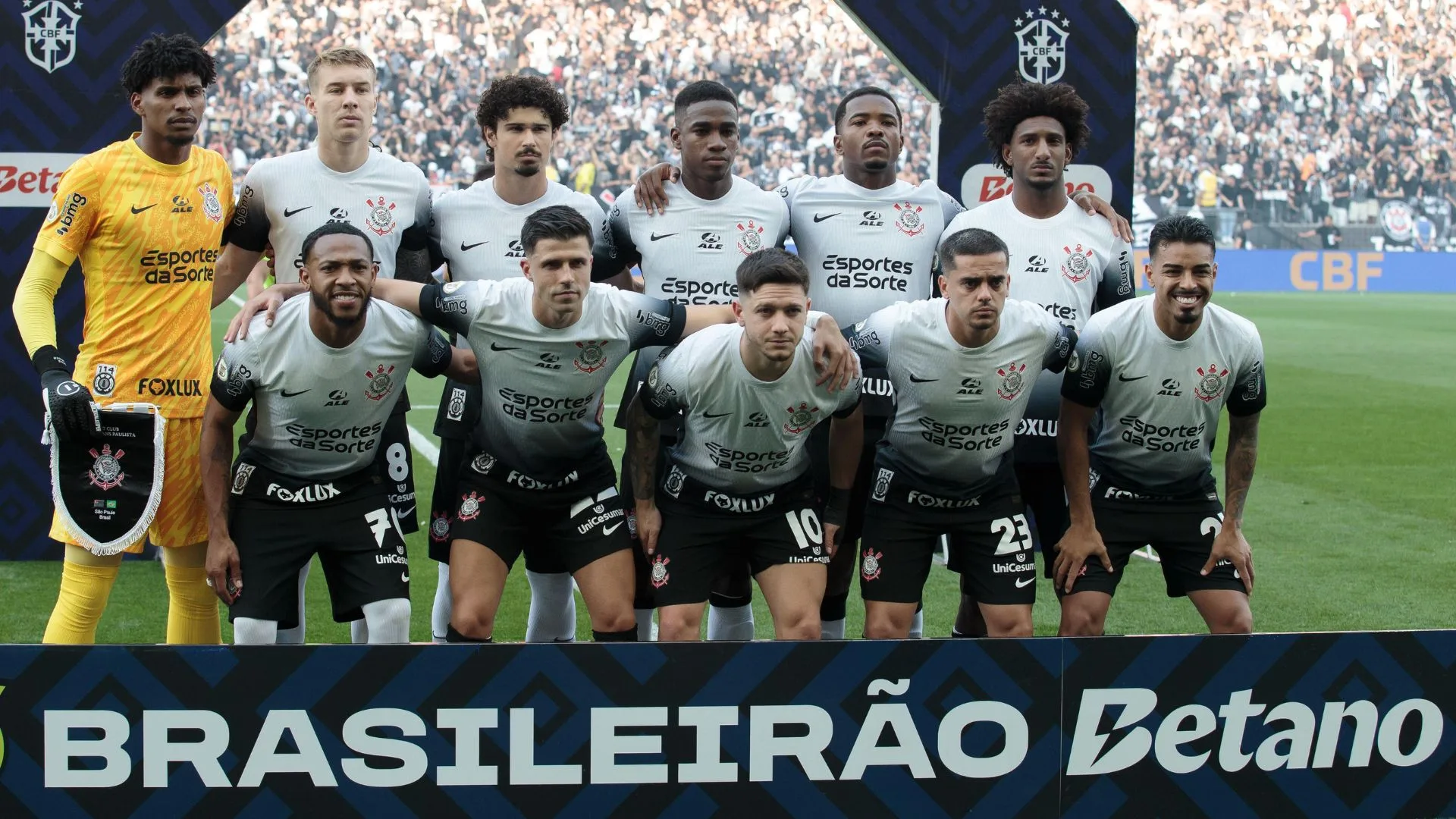Cicinho elege jogador que é o “James Rodríguez do Corinthians”
