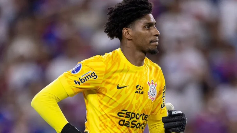 Corinthians oficializa compra do goleiro Hugo Souza junto ao Flamengo