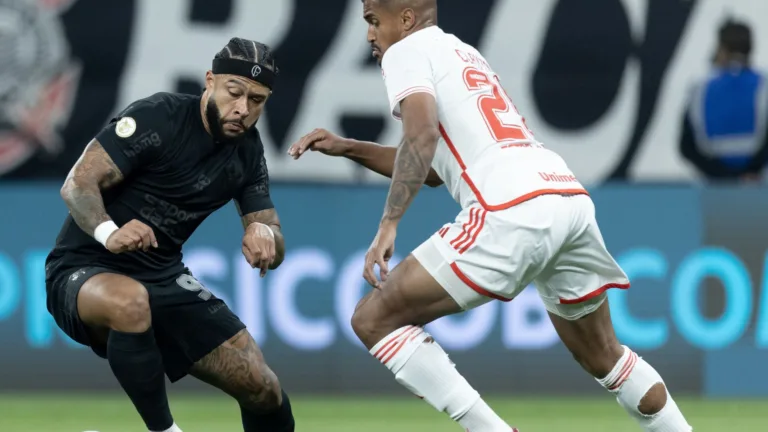 De volta à seleção? Técnico da Holanda avalia atuação de Memphis no Corinthians