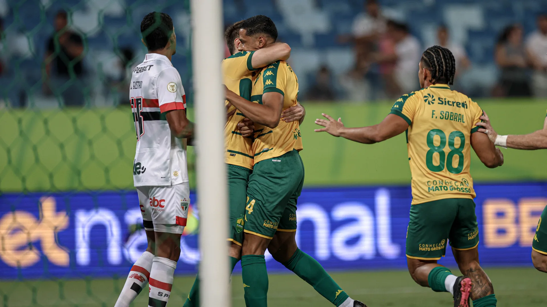 Cuiabá surpreende São Paulo com golaço de bicicleta e vence no Brasileirão