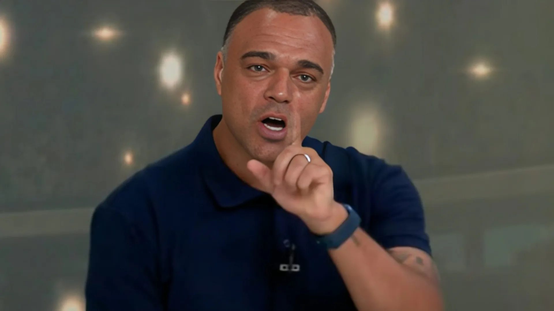 Denílson vê Corinthians beneficiado pela arbitragem no Brasileirão: “VAR não chamou”