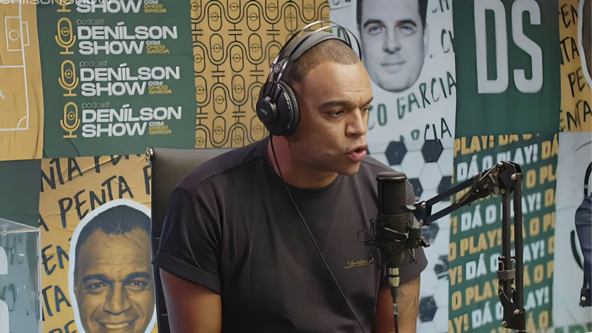 Denílson elege meia diferenciado no Brasil: “Jogando demais”