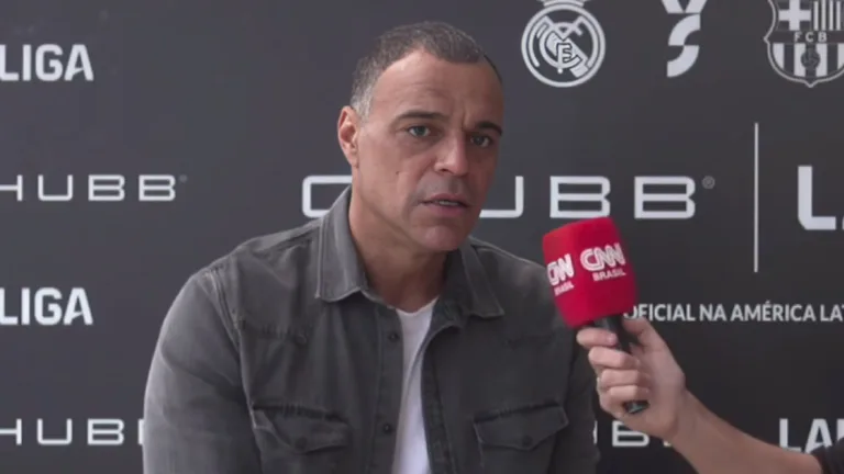 Denílson aponta craque brasileiro que precisa “aparecer mais” na mídia