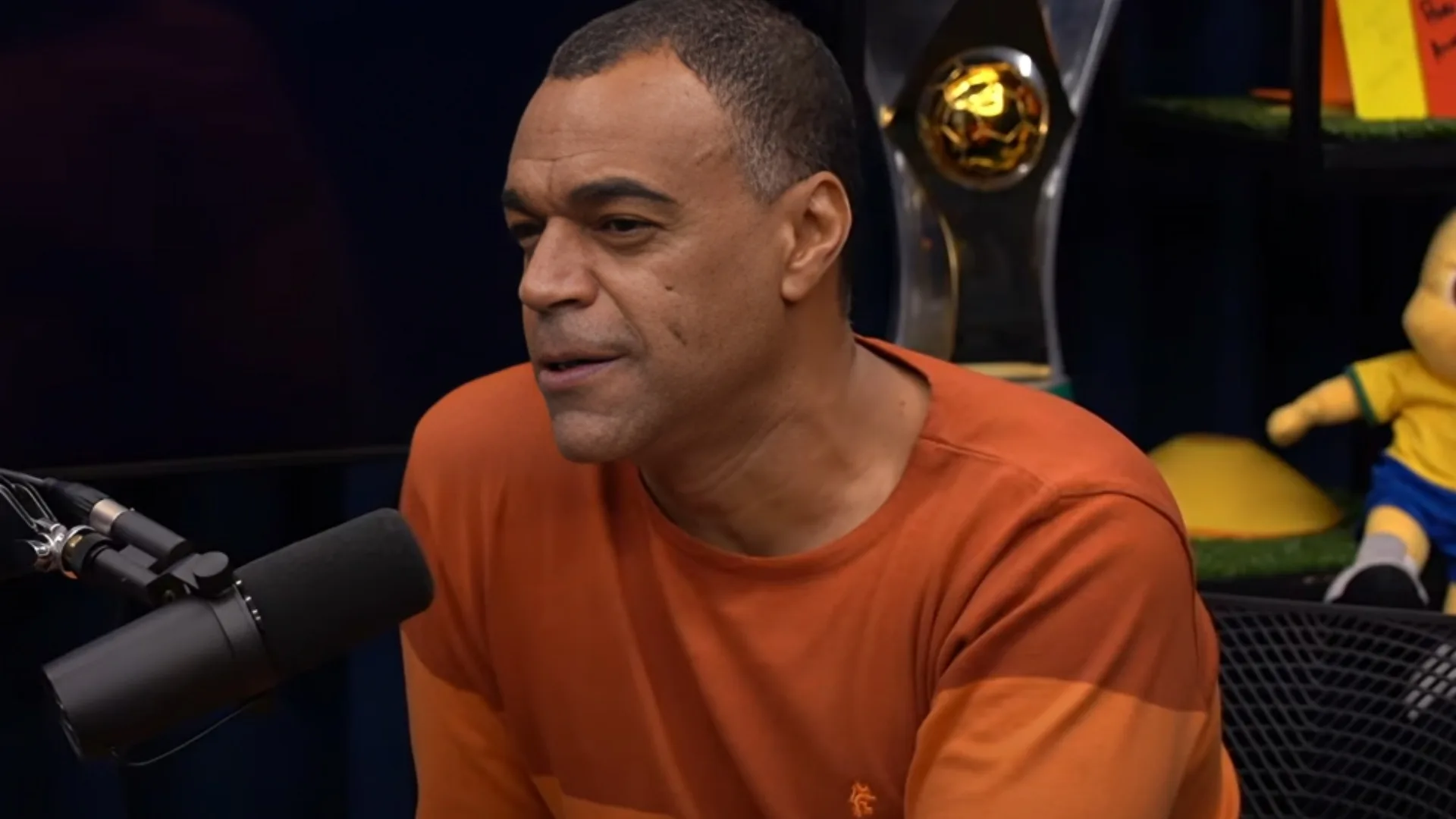 Denílson elege time ‘resiliente’ no Brasileirão Série A: “Muito organizado” 