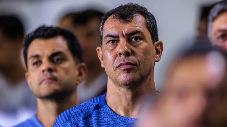 Fábio Carille, do Santos, se posiciona sobre cobrança da torcida após vitória no Brasileirão Série B