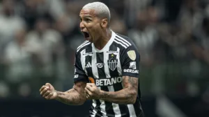 Deyverson, do Atlético-MG, ‘ignora’ Ronaldo e aponta atacante que lhe inspira: “Era brabo”