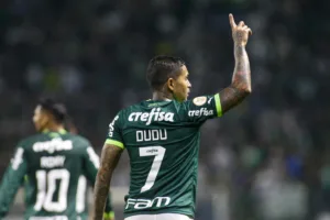 Dudu treina no Palmeiras com jogadores lesionados durante folga para retornar à melhor forma