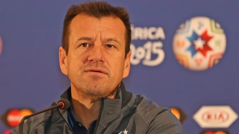 Dunga ‘esquece’ Ronaldinho Gaúcho ao escalar seleção brasileira de todos os tempos