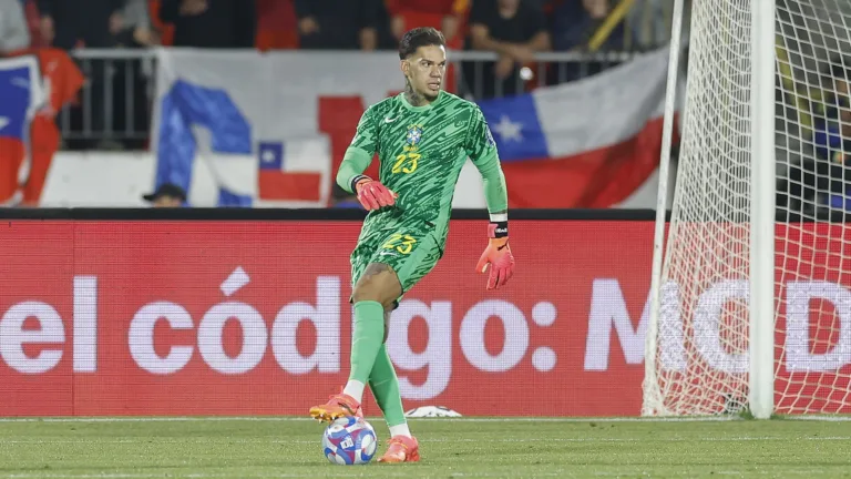 Joel Santana sugere novo goleiro na seleção brasileira: “Agarrando pra caramba”