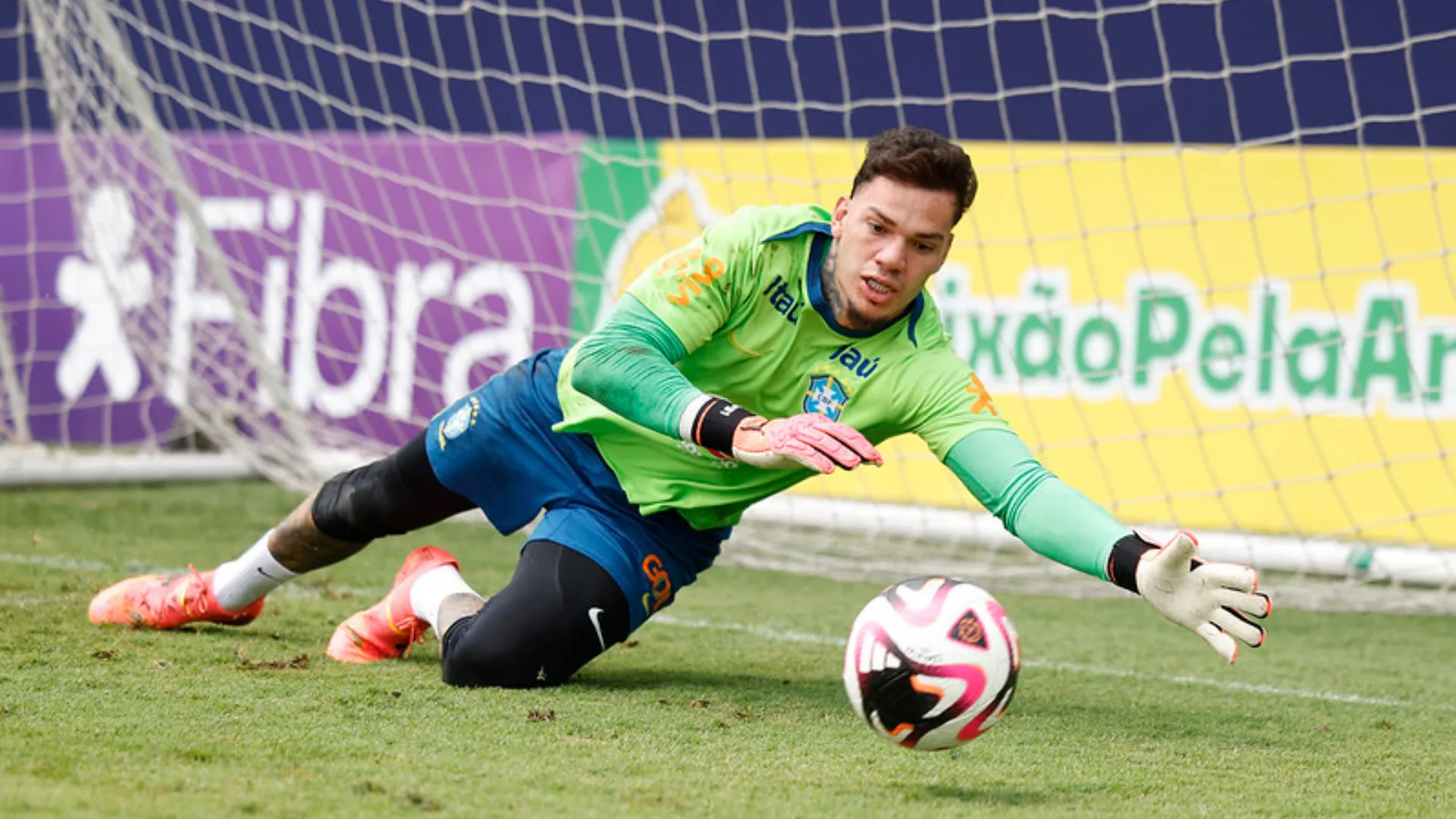 Ederson, da seleção brasileira, monta top-5 jogadores de futebol