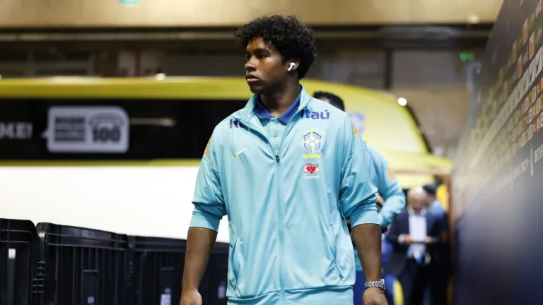 Jornal espanhol elege jogador que tirou espaço de Endrick na seleção brasileira