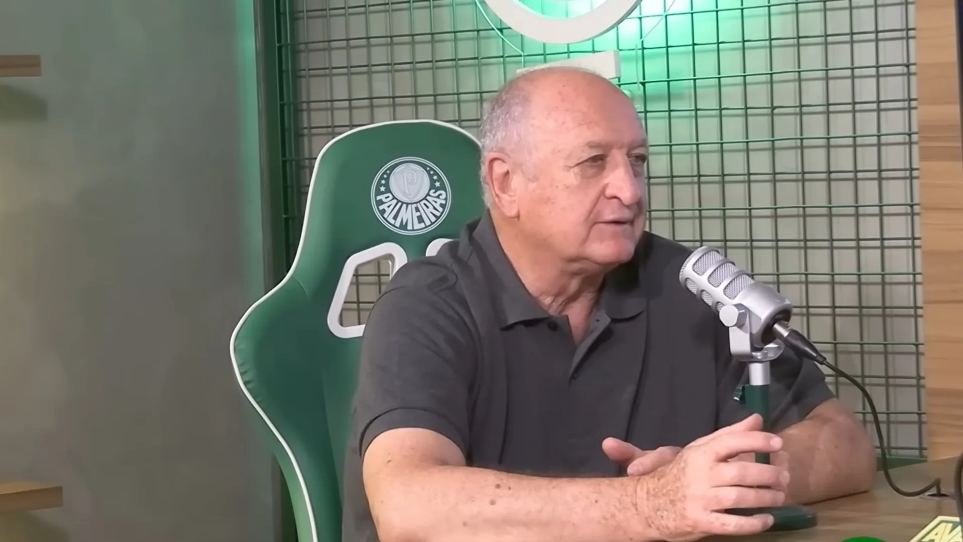 Felipão revela convites de clubes e seleções para voltar a ser treinador: “Vou pensar no assunto”