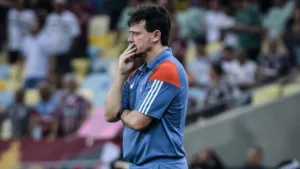 Torcedores detonam Fernando Diniz, do Cruzeiro, após derrota: “Muito ruim”