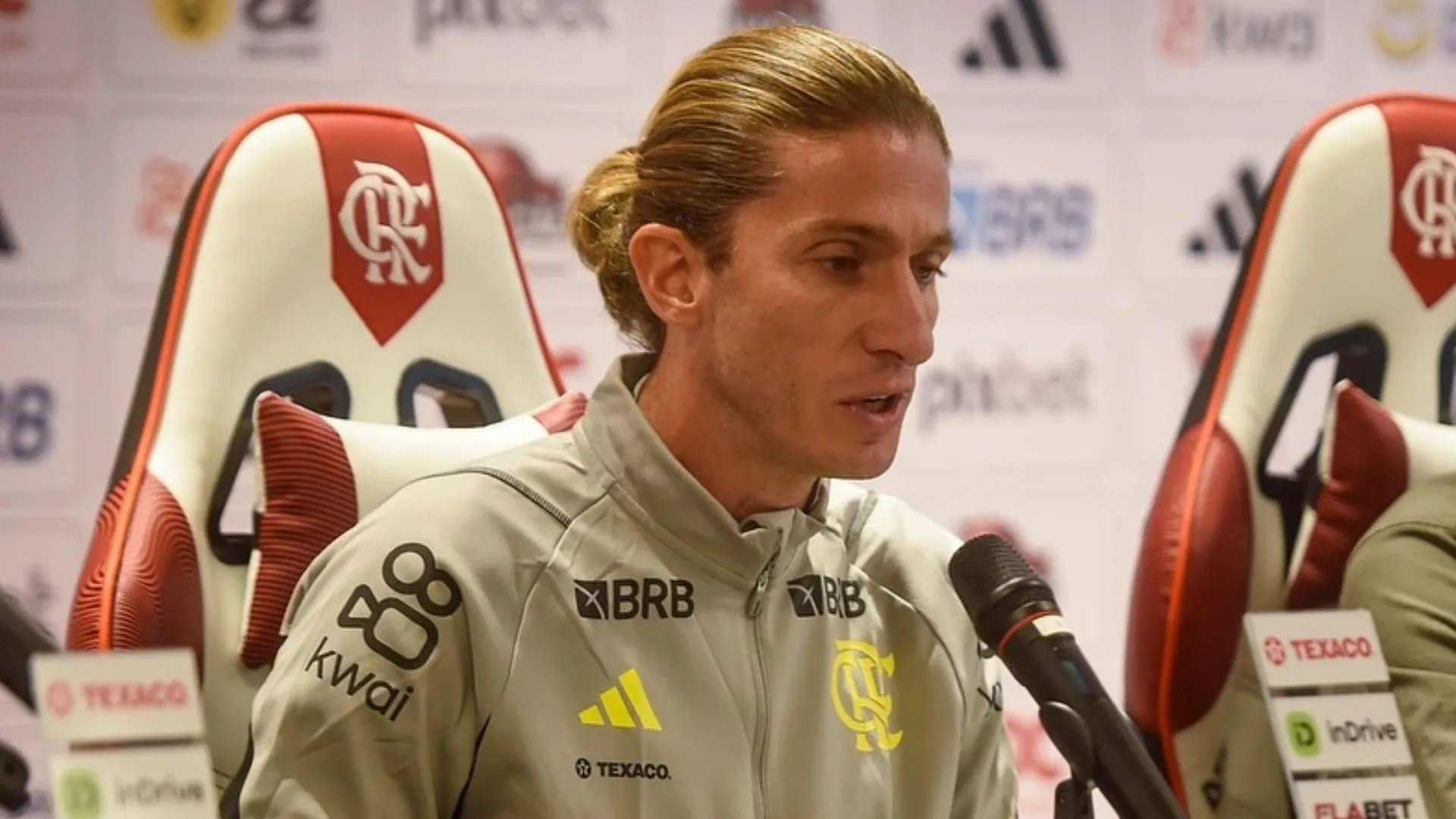 Carpegiani não alivia ao cobrar postura de Filipe Luís: “Flamengo é muito grande para isso”