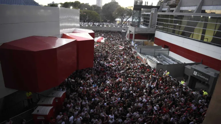 Torcedores do River Plate fazem festa e impulsionam o time antes da decisão contra o Atlético-MG na Libertadores