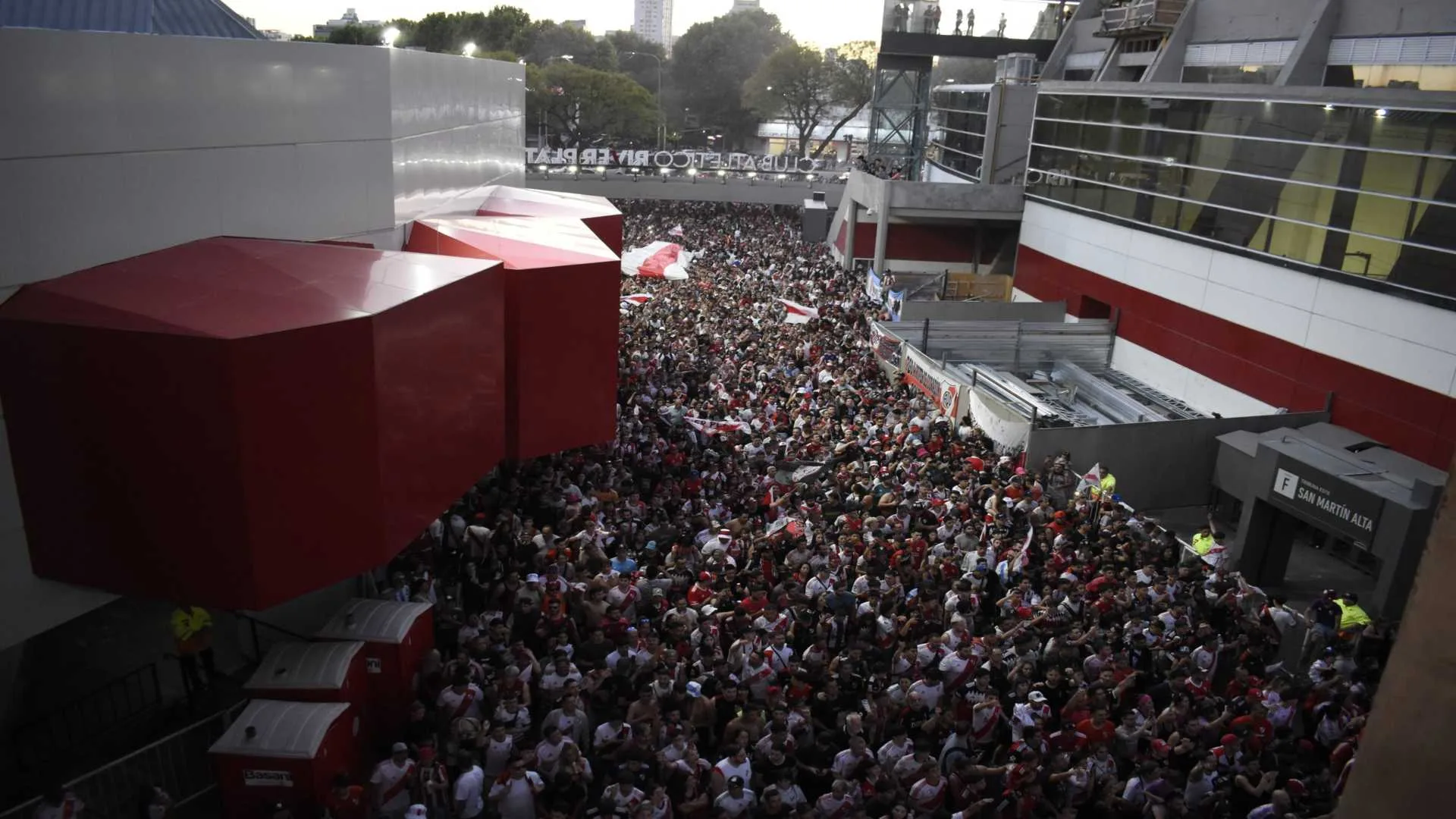 Torcedores do River Plate fazem festa e impulsionam o time antes da decisão contra o Atlético-MG na Libertadores