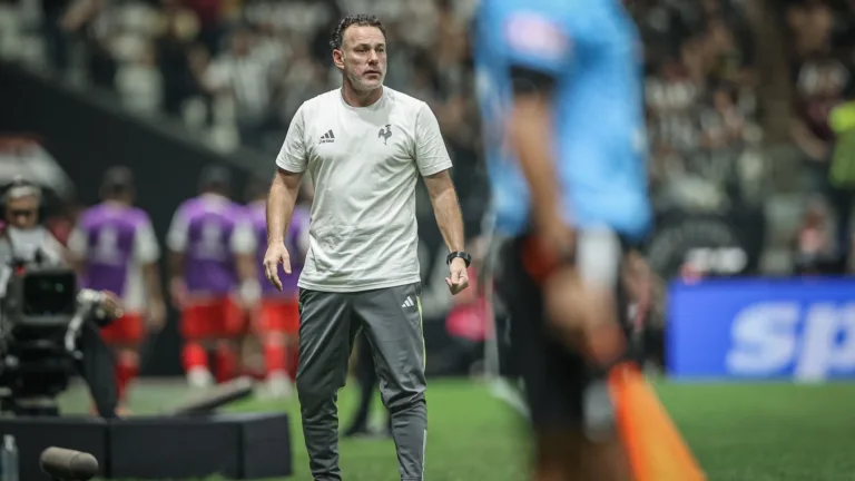 Maurício Saraiva exalta técnico de time brasileiro após escalação: “Resposta perto da perfeição” 