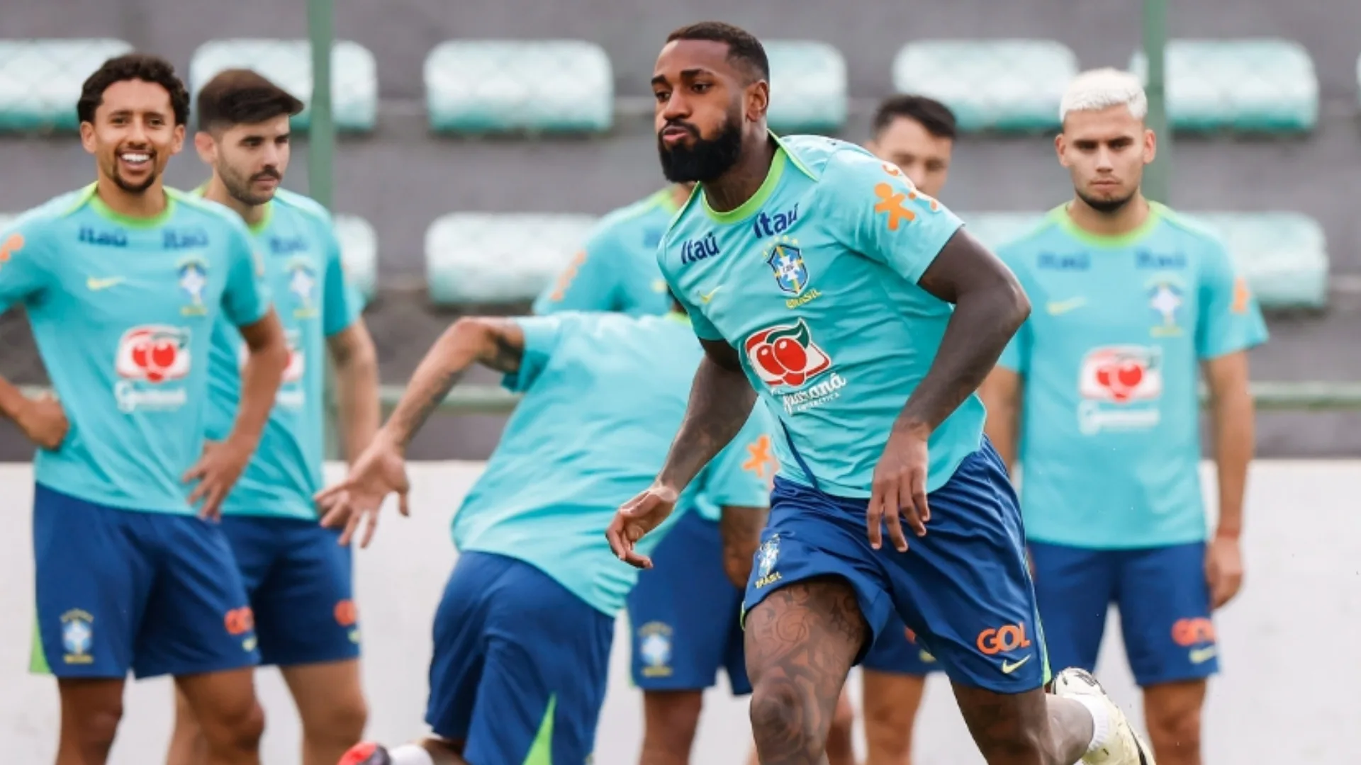 Gerson, do Flamengo, anota golaço em treino da seleção brasileira; assista