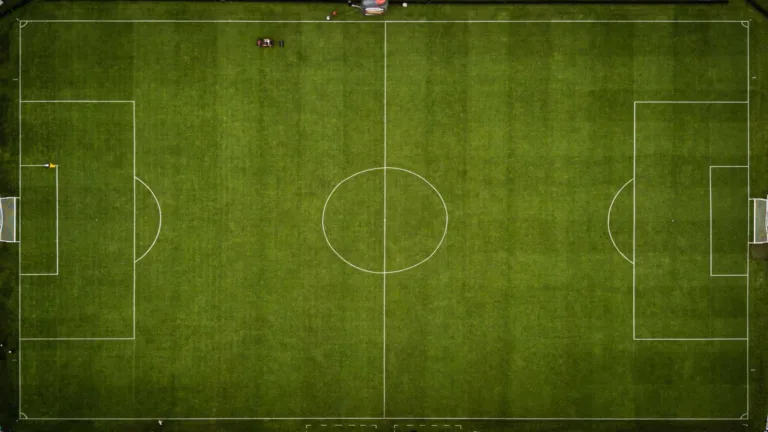 Denilson leva torcedores ao delírio com golaço no Futebol da Esperança; assista