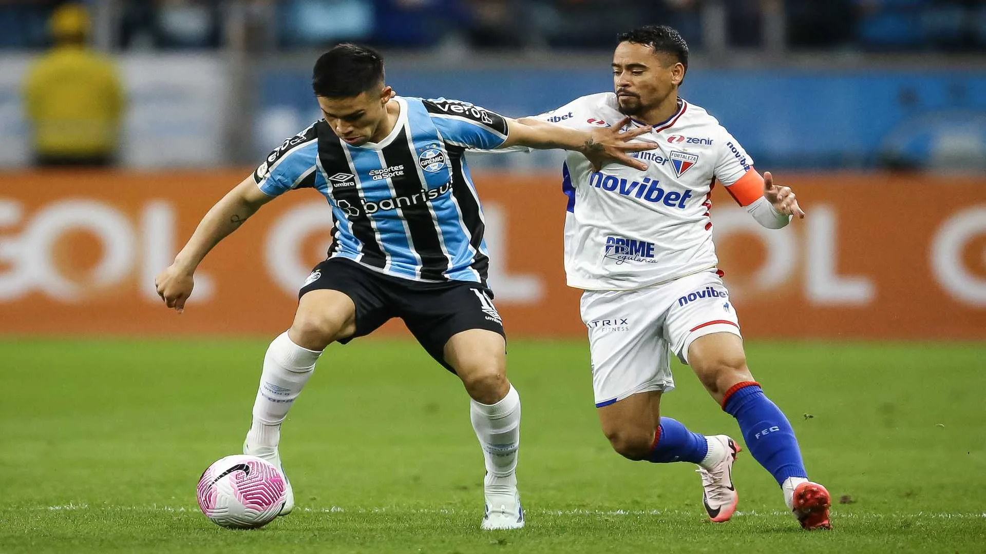 Grêmio se aproveita de falha do goleiro para bater o Fortaleza no Brasileirão